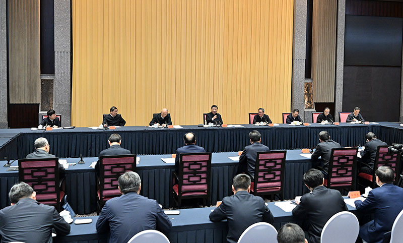 11月30日上午，中共中央总书记、国度主席、中央军委主席习近平在上海主持召开深刻推动长三角一体化发展座谈会并颁发沉要讲话。