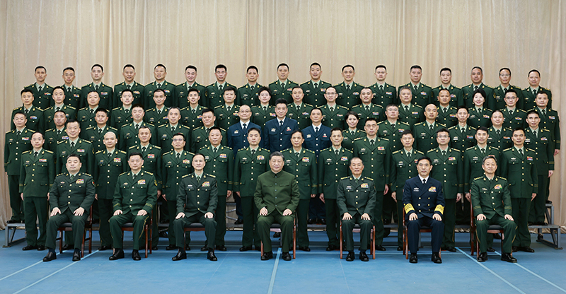 11月29日，中共中央总书记、国度主席、中央军委主席习近平到武警海警总队东海海区指挥部视察。这是习近平亲切接见东海海区指挥部有关同道，同各人合影留想。