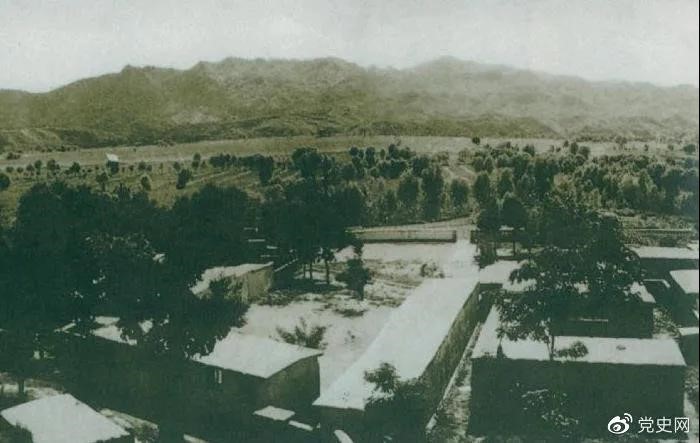 1948年5月，中共中央和人民解放军总部由陕北迁到河北平山县西柏坡。图为中央辅导人办公处所俯瞰。